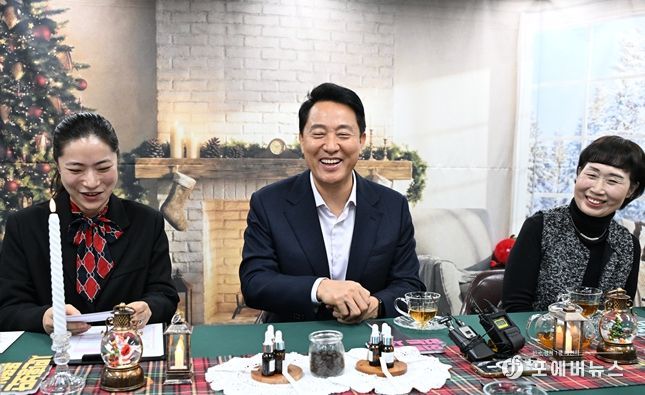 오세훈 서울시장이 17일(수) 외로움 없는 서울 1주년 기념 현장소통 간담회참석자들의 경험사례와 현장 의견을 나누고 있다.