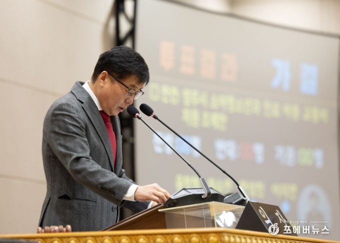 윤창철 의장이 제383회 정례회 제2차 본회의를 주재하고 있다.