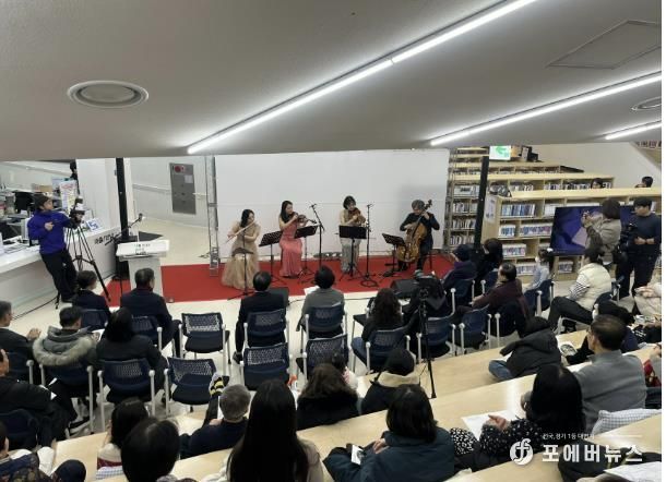 윤동주 시인 서거 80주기 행사 중 현악 4중주 연주 모습