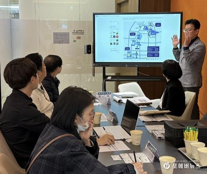 지난11월 시청 소회의실에서 CES 2026 광명시 단체관에 참가하는 기업들과의 간담회가 진행 중이다.