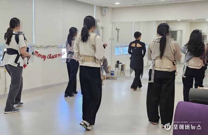 구로구 모자건강센터에서 캥거루 라인댄스를 배우는 모습