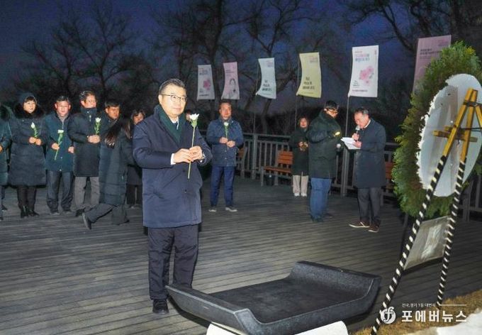 류경기 중랑구청장이 헌화와 묵념을 하는 모습