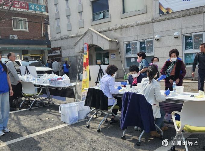 어르신들이 잠복결핵감염 검사를 받고 있다.