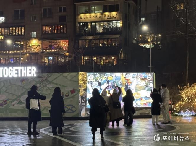 이태원 관광객이 녹사평광장 체험형 콘텐츠를 즐기고 있다