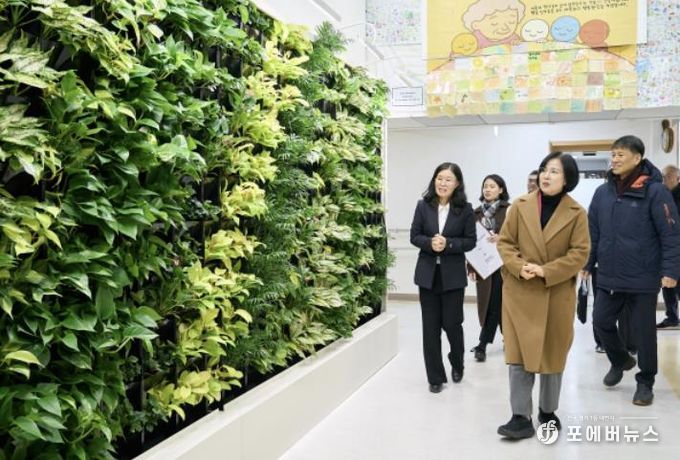 이수희 강동구청장이 서울장애인종합복지관 열린정원 현장을 방문했다.