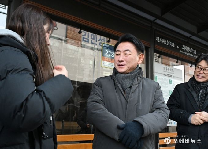 김동근 시장이 1월 6일 133번 시내버스 정류소에서 한 학생에게 통학 환경에 대한 의견을 듣고 있다.