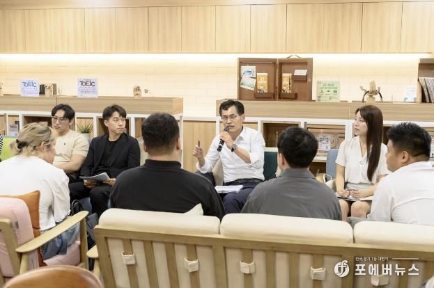 지역 청년들과 소통하고 있는 이기재 양천구청장