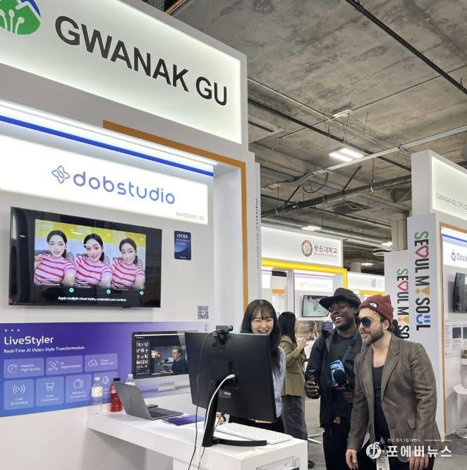 CES 2026 혁신상을 수상한 디오비스튜디오 부스에서 해외 관계자에게 ’라이브 스타일러‘ 기술을 선보이고 있다