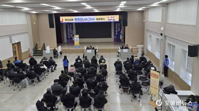 '목요일에 희망잡(JOB)고(GO)' 채용행사가 8일 안산시청 대회의실에서 진행되고 있다