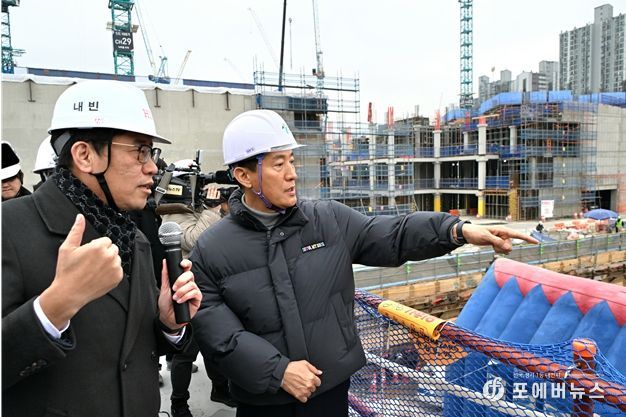 오세훈 서울시장이 12일(월) 오후 광운대역 물류부지 개발 공사현장을 점검하고 있다.
