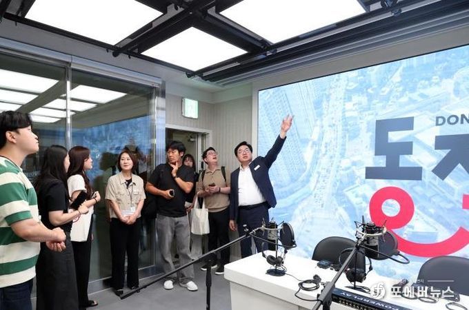 지난해 9월, 박일하 동작구청장이 동작구청에서 열린 서울시 출입기자단 프레스 투어에서 기자들에게 오픈스튜디오를 설명하고 있다