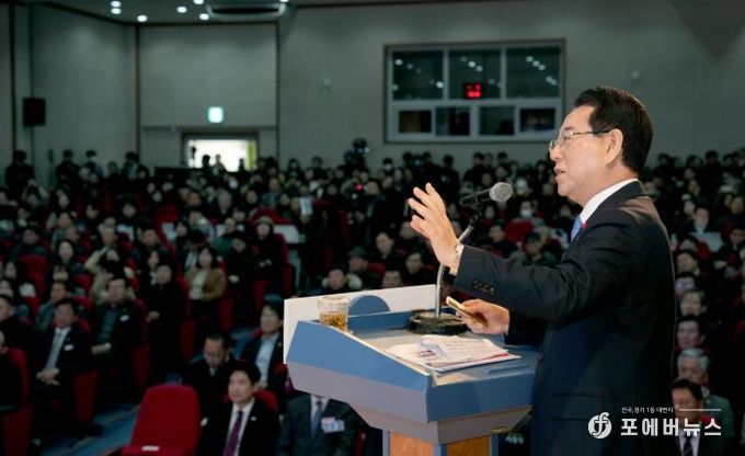 김영록 전라남도지사가 19일 영암청소년센터에서 열린 광주·전남 행정통합 도민공청회에서 행정통합 추진 방안을 설명하고 있다.