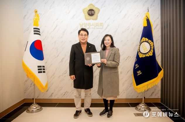 남양주시의회, 공공도서관 사회적 가치 확산에 기여한 공무직 근로자 이인자 작가 표창 수여식 개최