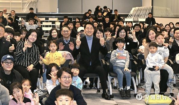 오세훈 서울시장이 24일(토) 강동중앙도서관에서 열린 ‘서울패밀리데이’ 행사 참석자들과 기념사진을 촬영하고 있다.