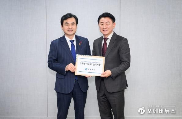 1월 28일 국방부에서 열린 ‘경기북부 미군공여구역 간담회’에서 김동근 시장(사진 오른쪽)이 안규백 국방부 장관에게 반환공여구역 관련 건의사항을 전달한 뒤 함께 기념사진을 찍고 있다.