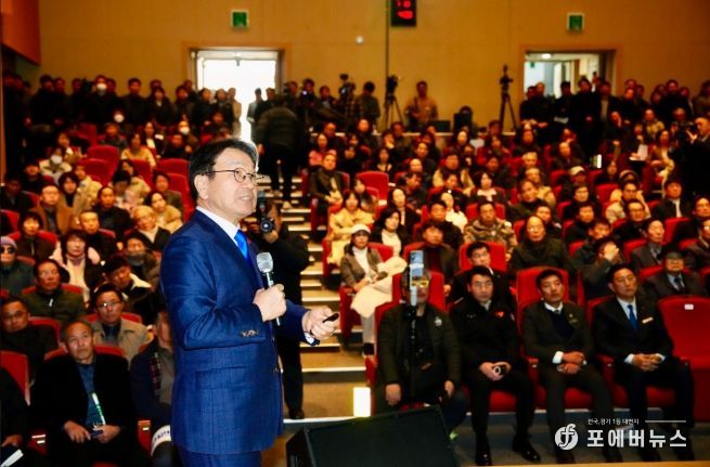 강기정 광주광역시장이 29일 오후 3시30분 장성문화예술회관 소공연장에서 열린 ‘광주전남 통합 도민과의 상생토크'에 참석해 전남도민들에게 광주전남 통합 관련 내용과 산업‧경제‧교통 분야 등 주민 생활에 미치는 영향 등을 설명하고 있다. /광주광역시 제공