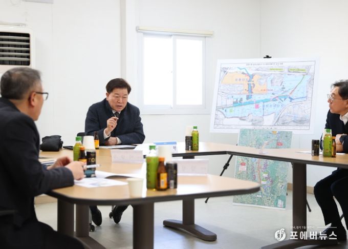 박승원 광명시장이 2일 오후 광명시흥 테크노밸리 공사 현장을 방문해 한국토지주택공사, 경기주택도시공사 등 관계자들에게 신속하고 차질 없이 공사를 추진해 달라고 요청하고 있다.