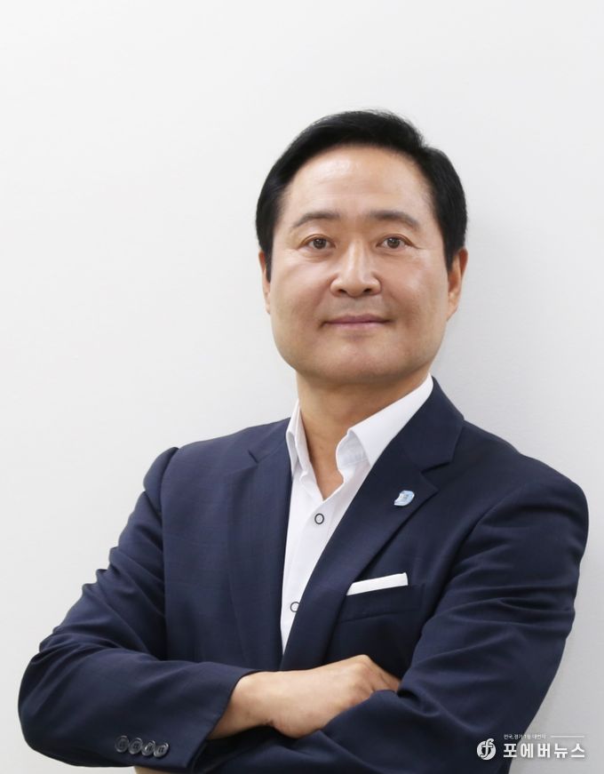 『시간을 깬, 28인의 AI 미래 통찰』을 출간한 강요식 저자