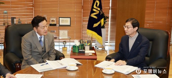 3일 전주 혁신도시 국민연금공단 이사장실에서 김관영 도지사와 김성주 이사장이 전북 금융중심지 지정 및 자산운용 금융생태계 조성 협력 방안을 논의하고 있다