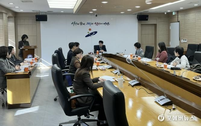 허남석 안산시 부시장이 3일 시청 상황실에서 '2026년 제1회 안산시교육발전위원회'를 진행하고 있다.