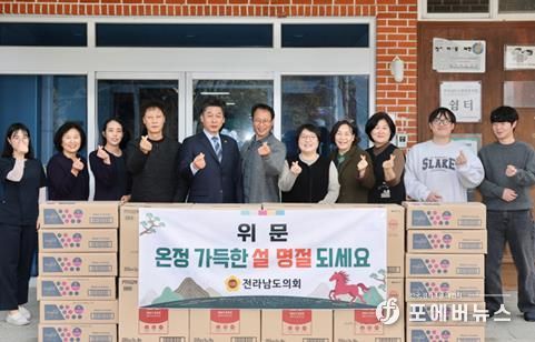 이철 부의장과 청해요양원 관계자들이 기념사진을 촬영하고 있다.