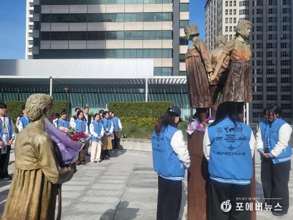샌프란시스코 위안부 기림비에서 학생외교관들이 헌화 및 추모 활동을 진행하고 있다.