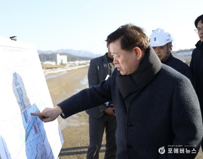 박승원 광명시장이 지난 2일 광명시흥 테크노밸리 공사 현장을 방문해 공사 진행 현황을 점검하고 한국토지주택공사, 경기주택도시공사 등 관계자들에게 신속하고 차질 없이 공사를 추진해 달라고 요청하고 있다.