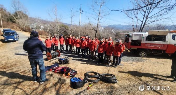 강진군 읍·면 산불진화대원들이 산불 발생 상황을 가정한 현장 실습 교육을 진행하고 있다.