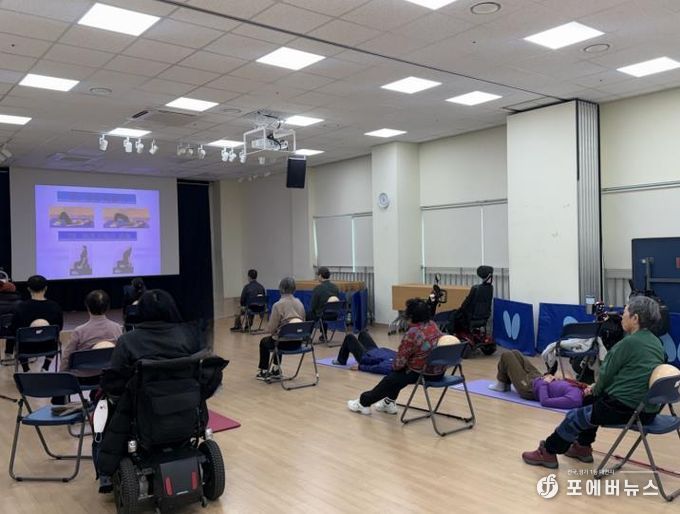 사회복지관에서 장애인들이 그룹재활운동 프로그램에 참여중이다.