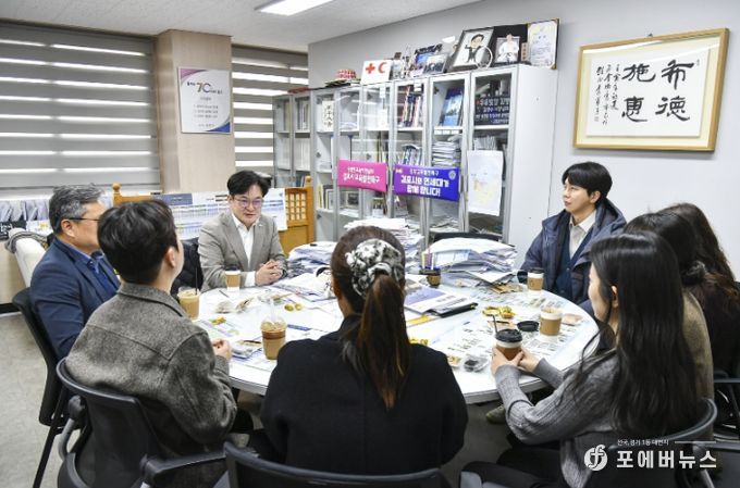 김병수 김포시장이 ‘청렴 팝업 카페’에서 직원들과 자유로운 분위기 속에서 대화를 나누고 있다.