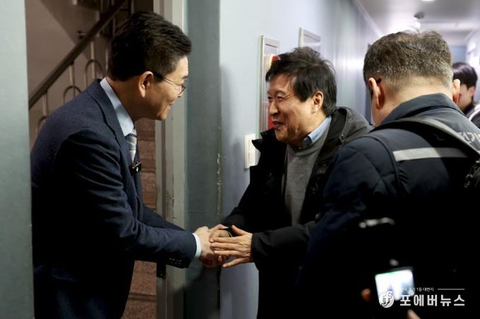 지난 14일 정원오 성동구청장이 전국 최초로 성동구에서 추진 중인 ‘고시원 친환경 고효율 보일러 지원사업’ 관련 현장을 방문해 고시원 운영자와 인사를 나누고 있는 모습