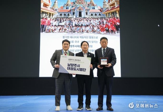 위촉패를 전달하는 주광덕 시장