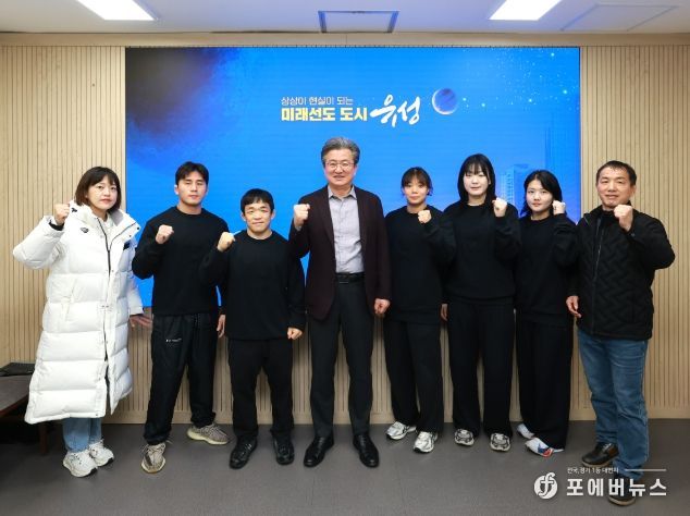 24일 유성구청 레슬링팀 선수단이 기념촬영을 하고 있다. / 왼쪽부터 홍향래 코치, 유선호 선수, 김성권 선수, 정용래 유성구청장, 조수빈 선수, 오채은 선수, 이나현 선수, 유배희 감독