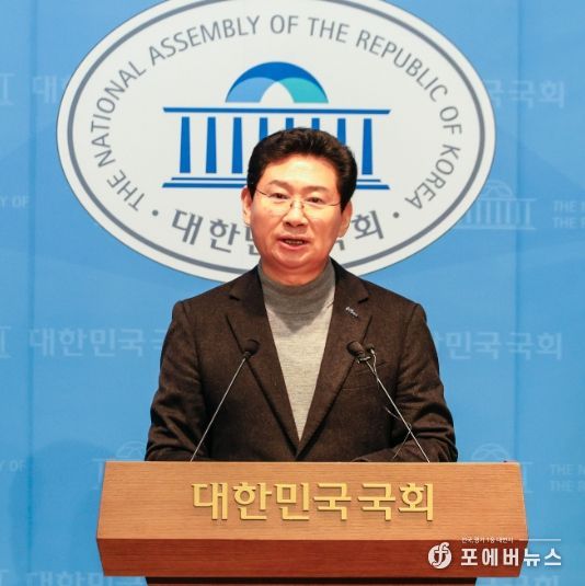 24일 국회 소통관에서 이상일 시장이 기자회견을 하고 있다