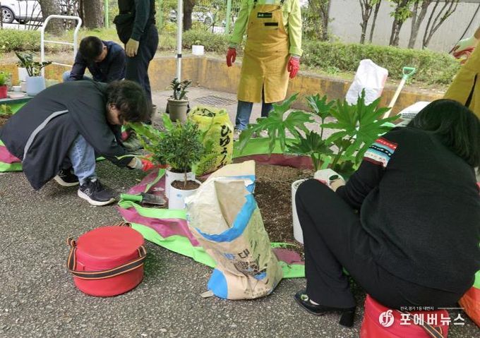 ‘찾아가는 새빛 정원 상담실’에서 시민들이 분갈이 교육을 받고 있다.