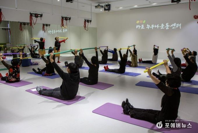 마포누구나운동센터에서 어르신들이 운동을 하고 있다.