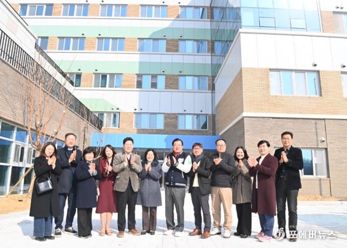 이현재 하남시장이 지난 2월 20일 개교를 앞둔 한홀중학교를 방문해 합동 안전점검을 진행한 후 관계자들과 기념촬영을 하고 있다.