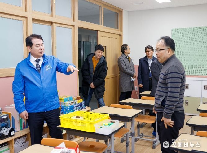 이정선 광주시교육감이 27일 광산구 운수동에 신설되는 운수초등학교를 방문해 개교 준비상황을 점검하고 있다