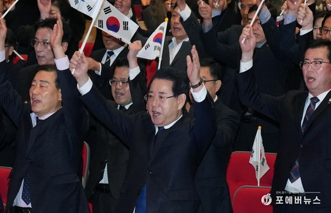 김영록 전라남도지사가 1일 전남도청 김대중강당에서 열린 ‘제107주년 3·1절 기념식’에서 참석자들과 만세 삼창을 하고 있다.