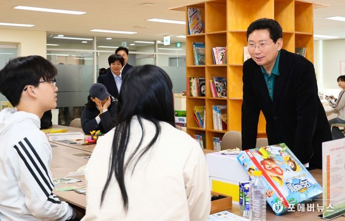 이상일 용인특례시장이 14일 동천청소년문화의집 시설을 방문해 청소년 이용자들과 이야기를 나누고 있다.