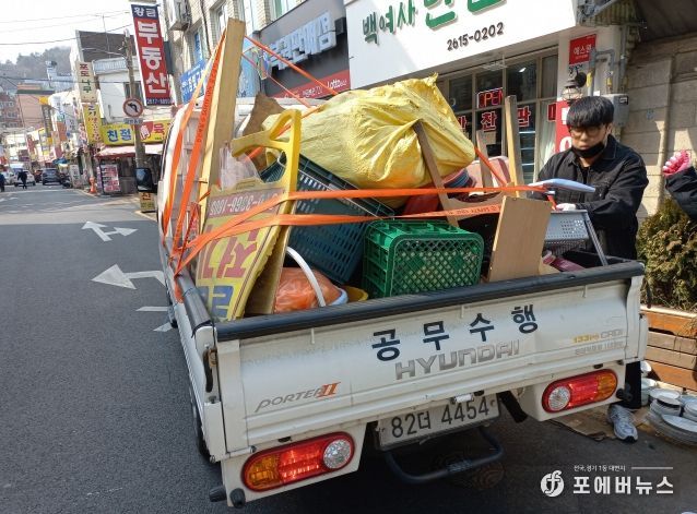 지난 3월 9일 개봉중앙골목시장에서 노점 적치물을 수거하고 있다.