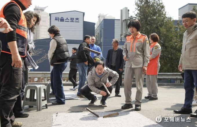 척사대회에 참여 중인 주광덕 시장