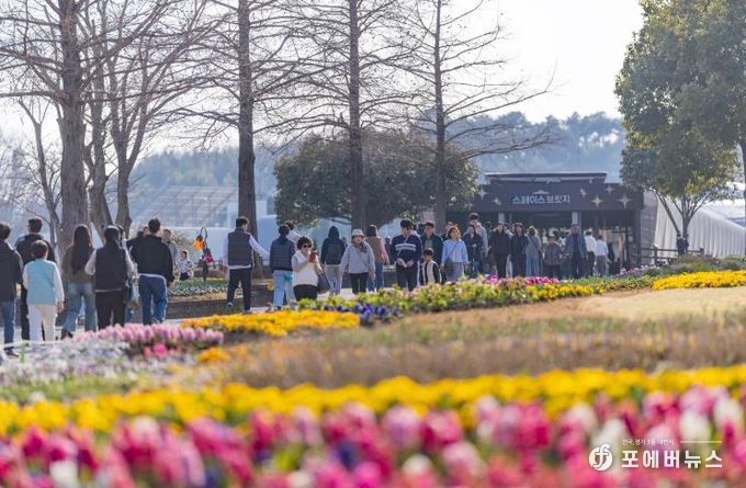 봄을 맞아 순천만국가정원을 찾은 사람들(2026년)