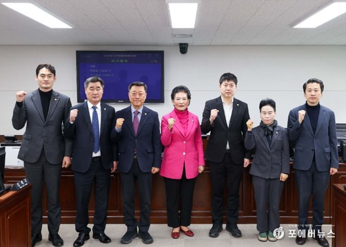 제302회 안산시의회 임시회 예산결산특별위원회 위원으로 선임된 의원들의 모습. 사진 왼쪽부터 선현우 유재수 김재국 위원 이진분 위원장 최찬규 부위원장 이지화 송바우나 위원의 모습.