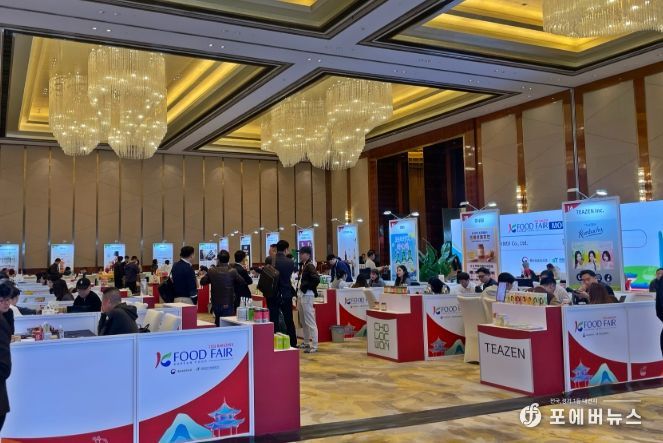 마케팅실 상해대표부가 ‘인천항 K-FOOD 무역상담회’에서 인천항을 통한 K-FOOD 수출 강점을 소개하고 있다