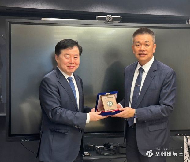 인천항만공사 이경규 사장이 TS라인스 투홍린 총경리에게 기념패를 전달하고 있다.