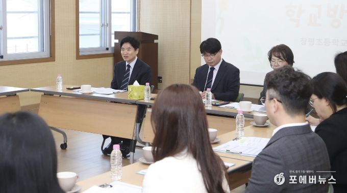 김대중 전라남도교육감과 담양 창평초등학교 교육가족들이 26일 지역사회와 연계한 교육 활성화 방안을 논의하고 있다.