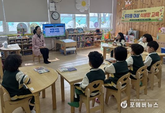 ‘내가 지구를 사랑하는 방법’그림책 동화책에 대해 이야기나누고 있다.
