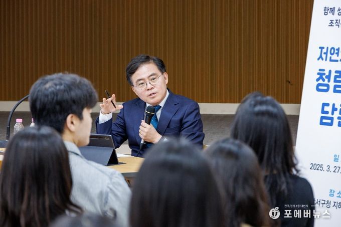 진교훈 서울 강서구청장(정면)이 27일(금) 구청 지하상황실에서 열린 ‘저연차 공무원 청렴소통 담론회’에서 직원들과 이야기를 나누고 있다.