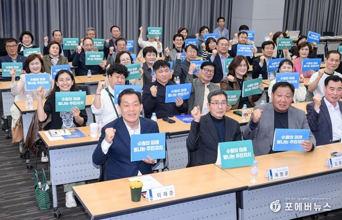 김현수 수원시 제1부시장(앞줄 가운데)과 수원시 문화콘텐츠산업진흥위원회 위원들이 함께하고 있다.